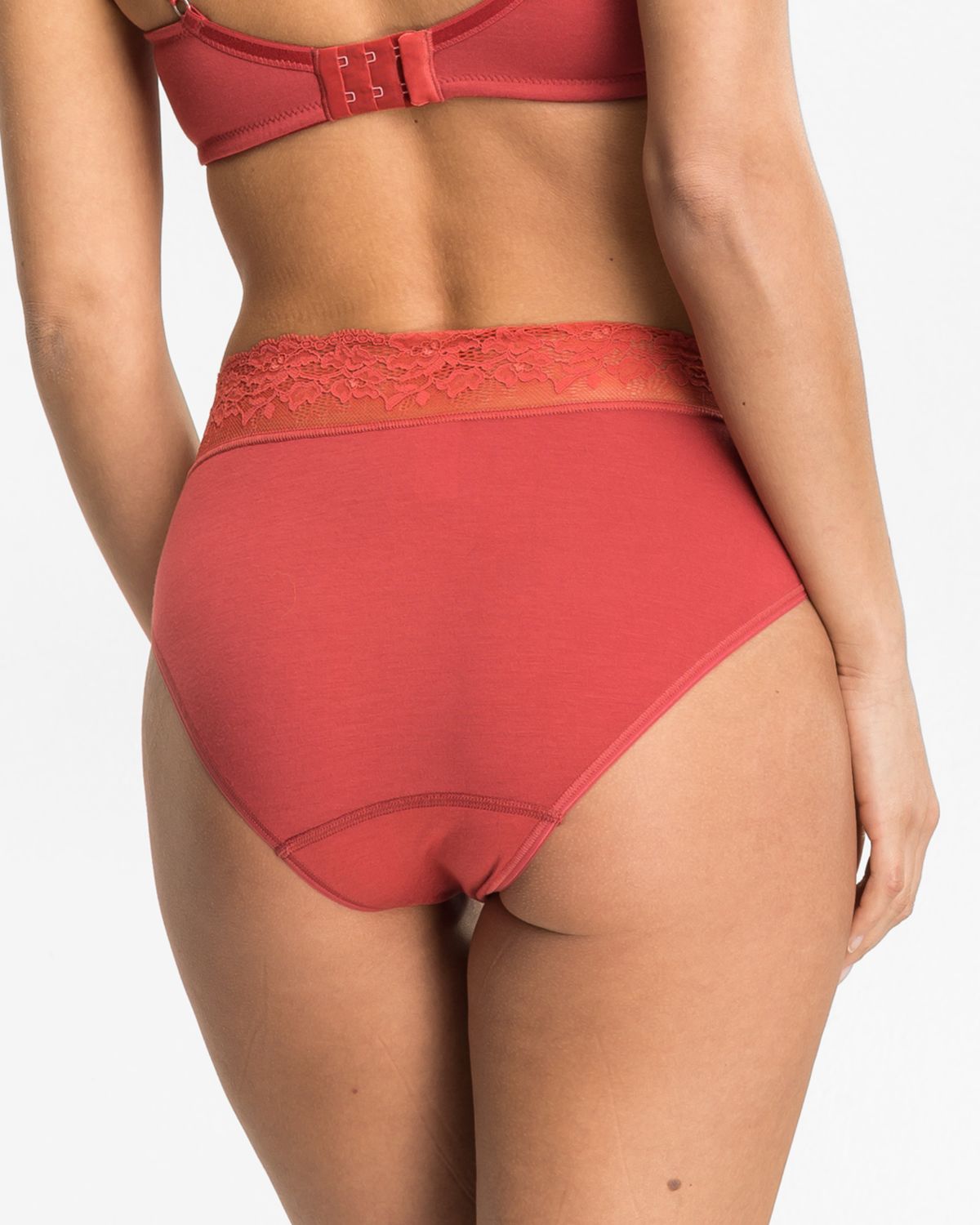 Model trägt Bikinislip in pepper aus der Serie Penny, Ansicht von hinten.