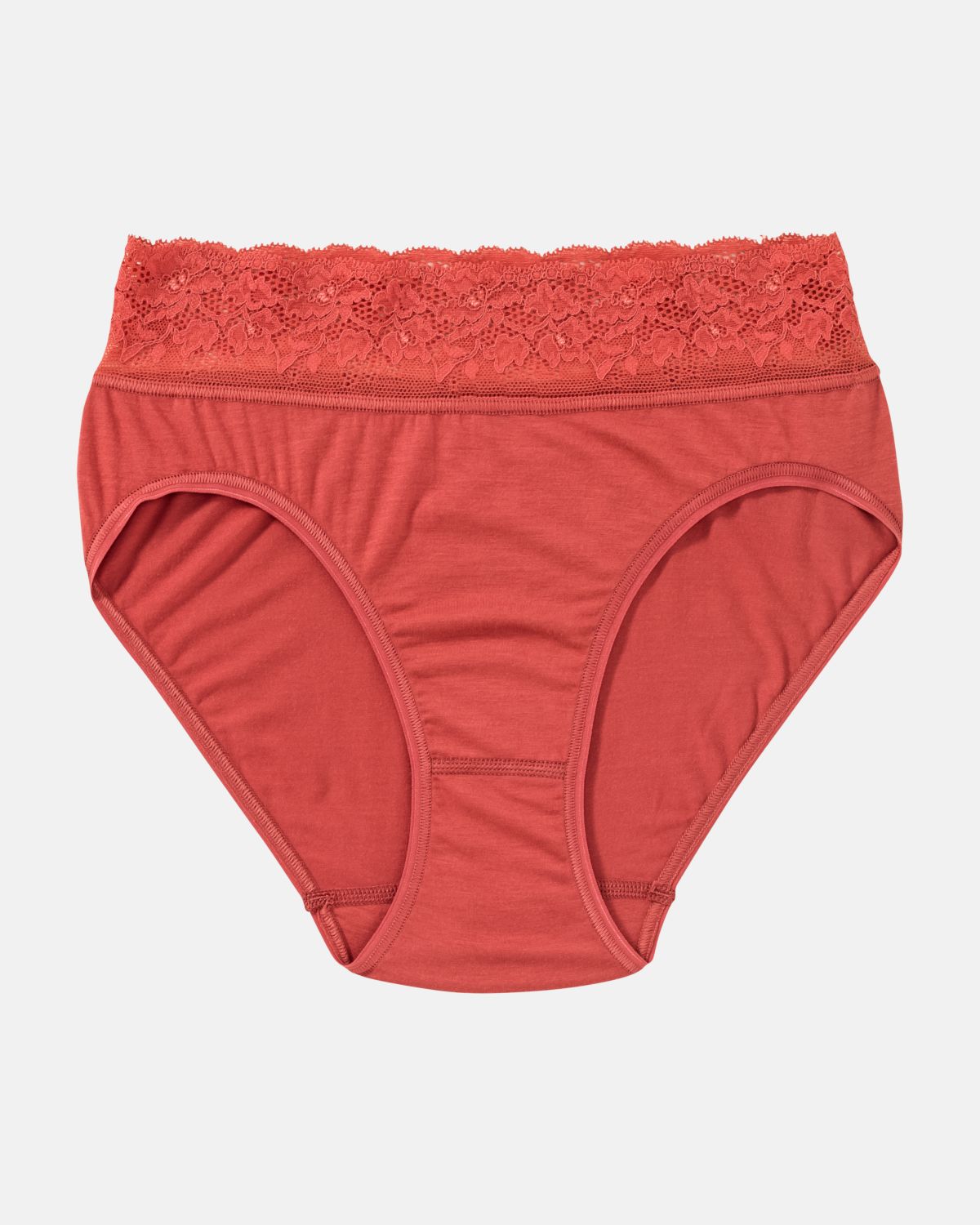 Bikinislip in pepper aus der Serie Penny, flach auf einer Oberfläche liegend.