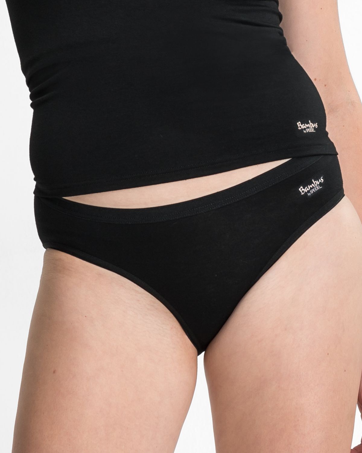 Model trägt Minislip in schwarz aus der Serie Bambus, Ansicht von vorne.
