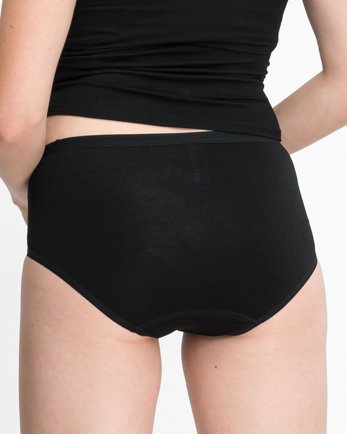 Model trägt Midislip in schwarz aus der Serie Bambus, Ansicht von hinten.