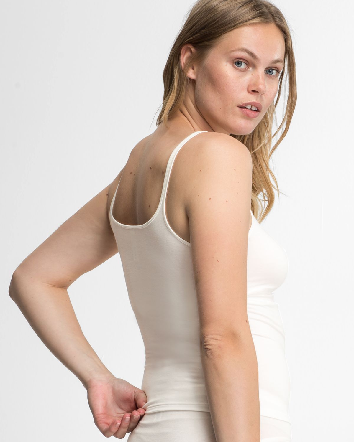 Model trägt Hemd in elfenbein aus der Serie Bambus, Ansicht von hinten.