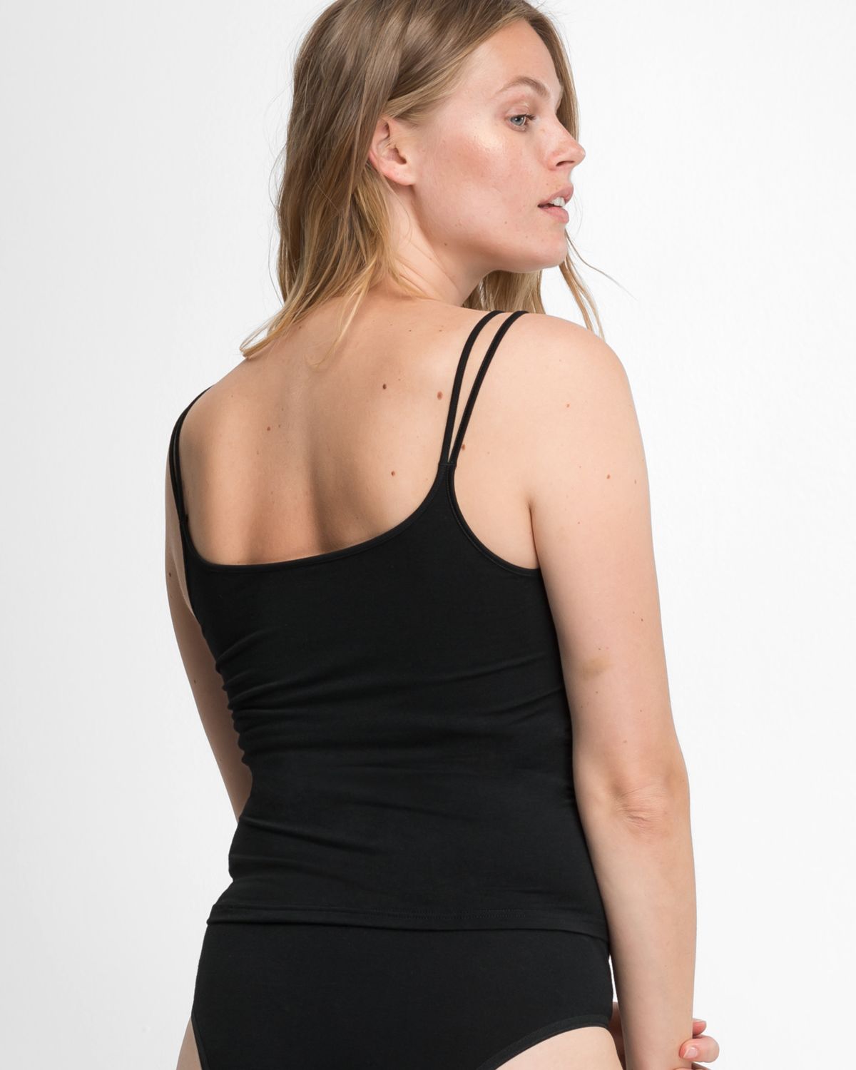 Model trägt Hemd in schwarz aus der Serie Bambus, Ansicht von hinten.