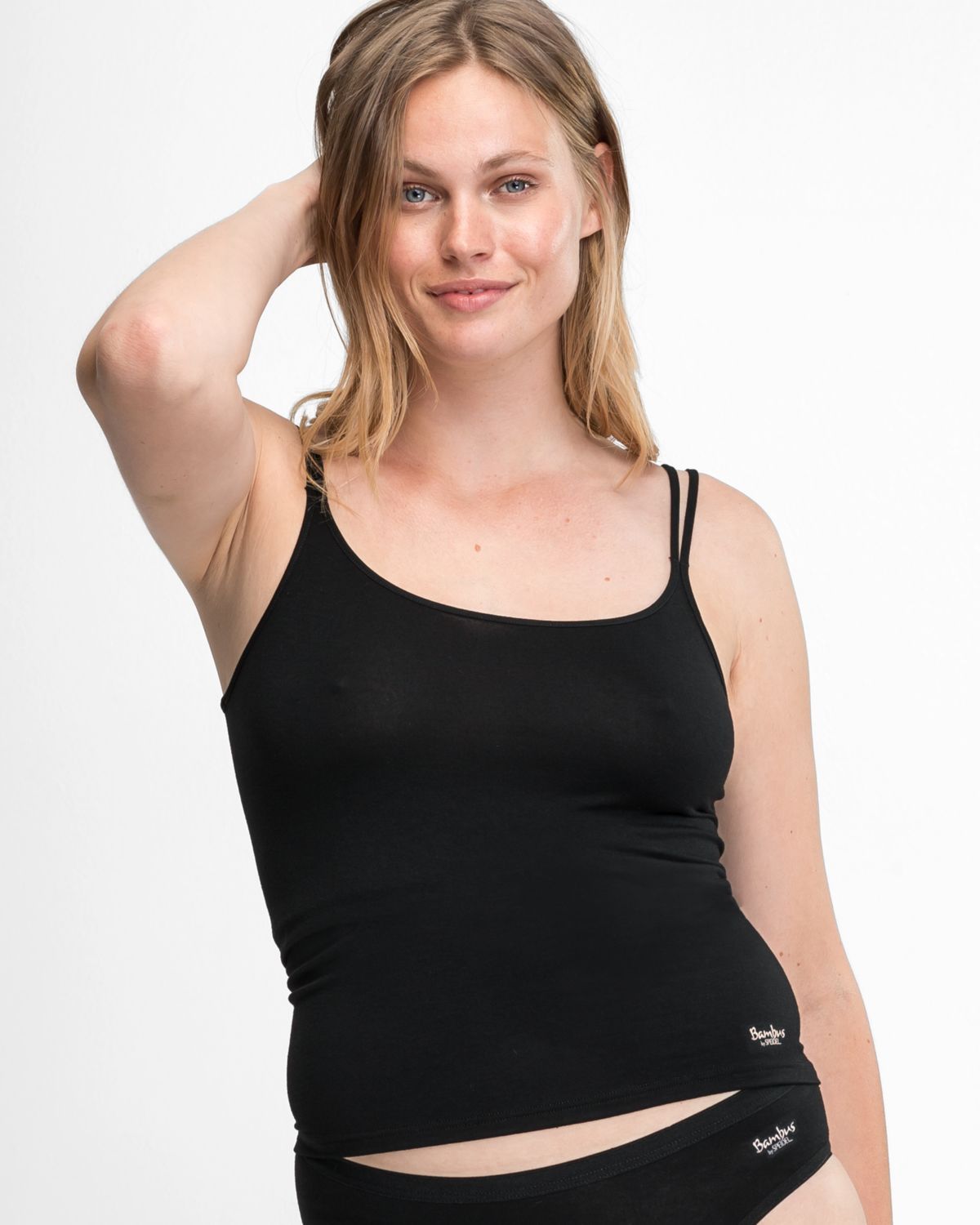 Model trägt Hemd in schwarz aus der Serie Bambus, Ansicht von vorne.