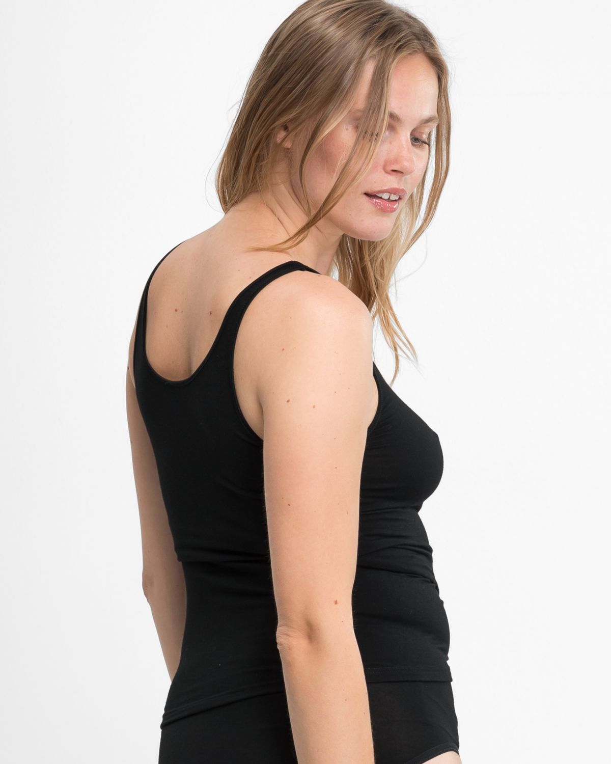 Model trägt Achselhemd in schwarz aus der Serie Bambus, Ansicht von hinten.