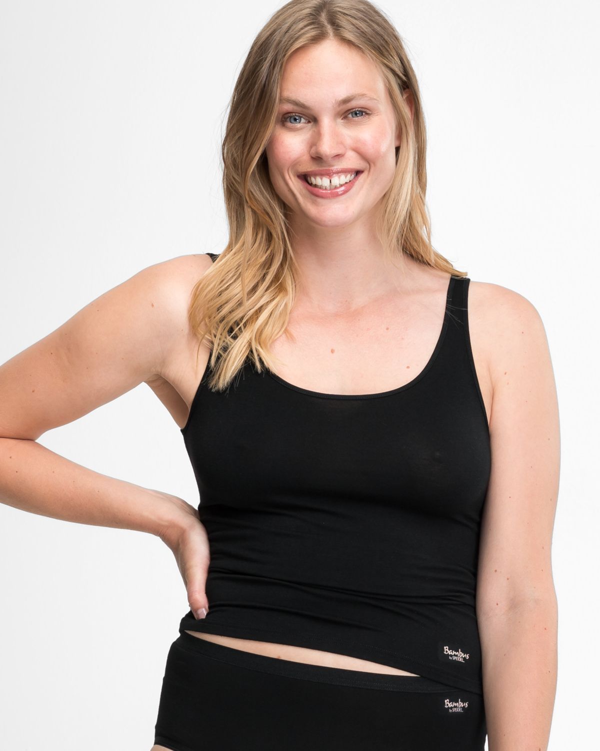 Model trägt Achselhemd in schwarz aus der Serie Bambus, Ansicht von vorne.