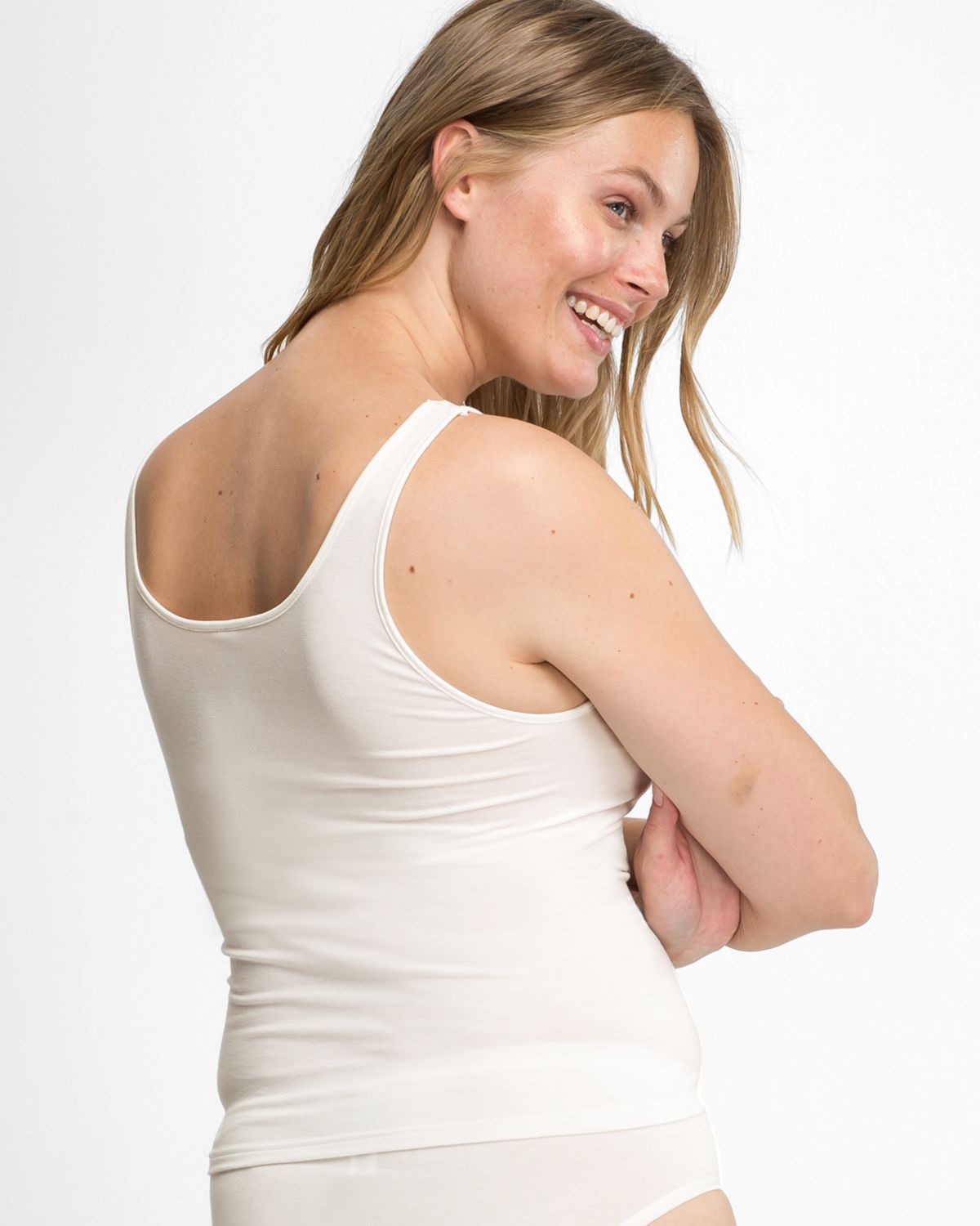 Model trägt Achselhemd in elfenbein aus der Serie Bambus, Ansicht von hinten.
