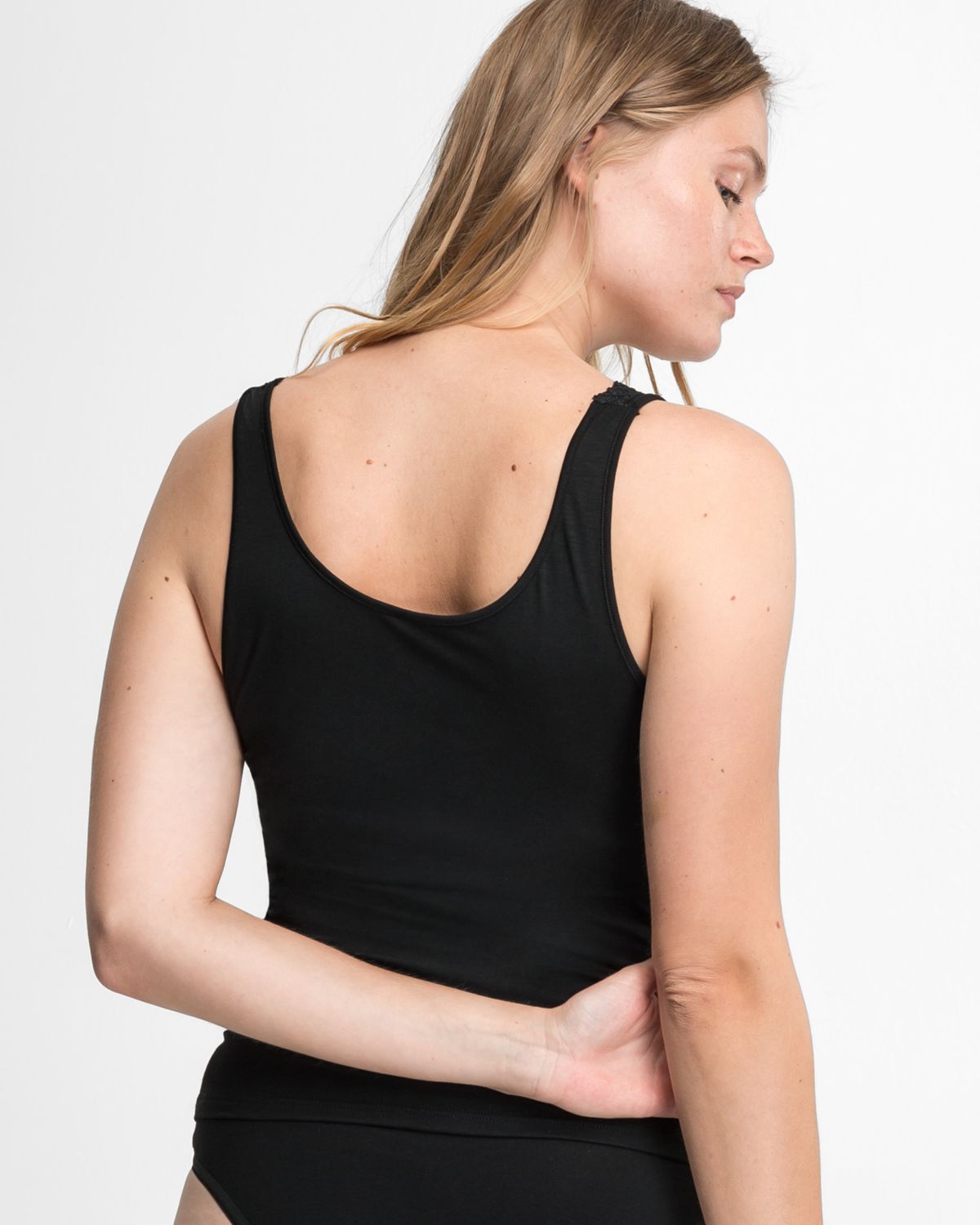 Model trägt Achselhemd in schwarz aus der Serie Bambus, Ansicht von hinten.