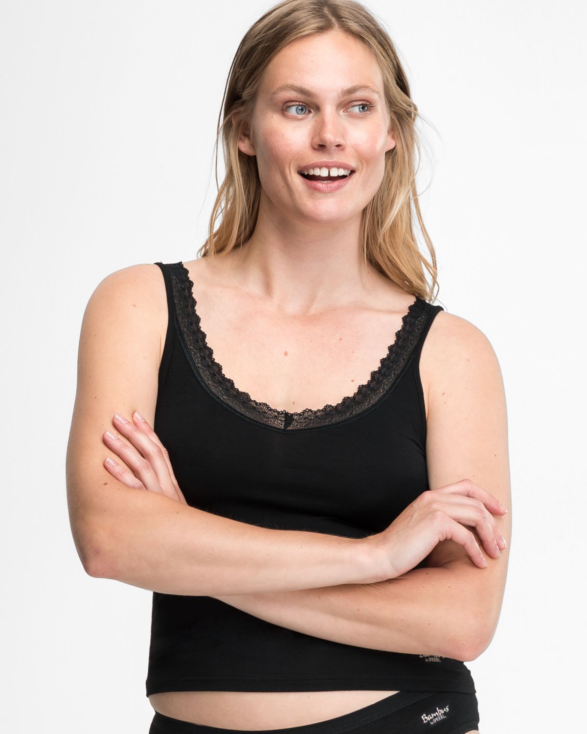 Model trägt Achselhemd in schwarz aus der Serie Bambus, Ansicht von vorne.