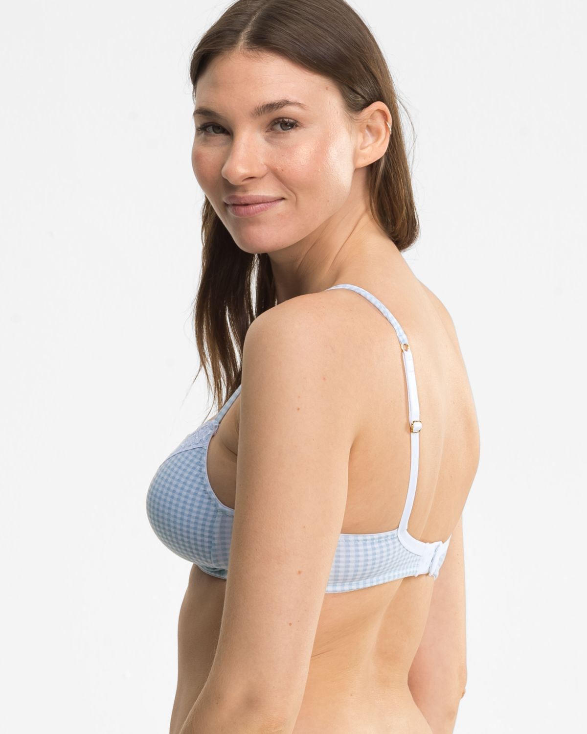 Model trägt Schalen BH Triangle in vichy aquamarin aus der Serie Rosa, Ansicht von hinten.