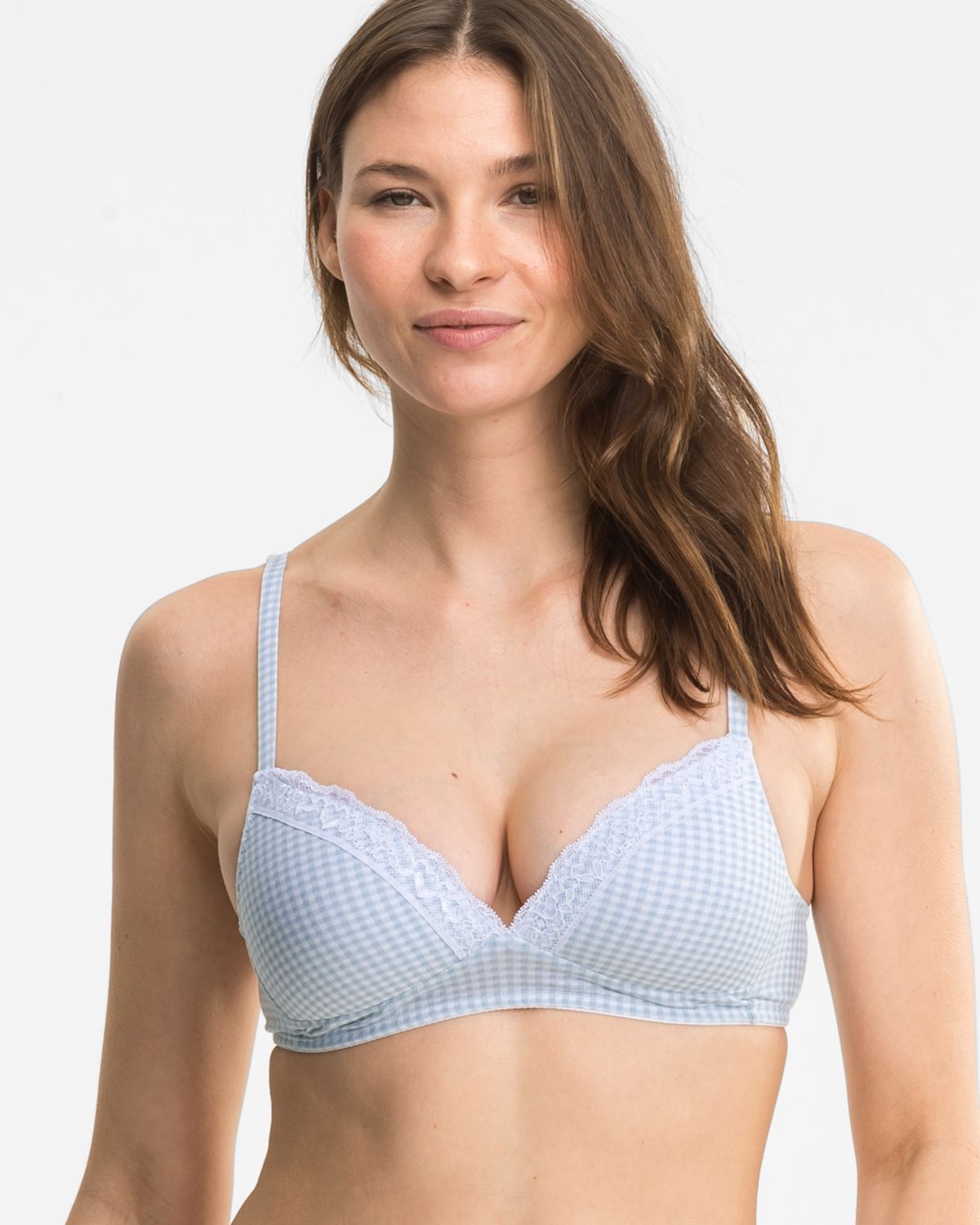 Model trägt Schalen BH Triangle in vichy aquamarin aus der Serie Rosa, Ansicht von vorne.