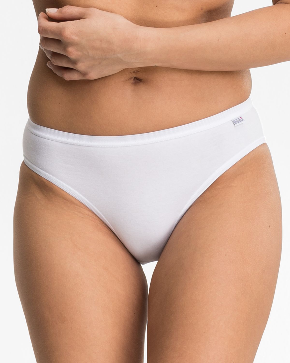 Model trägt Jazzpant in weiß aus der Serie Britta, Ansicht von vorne.