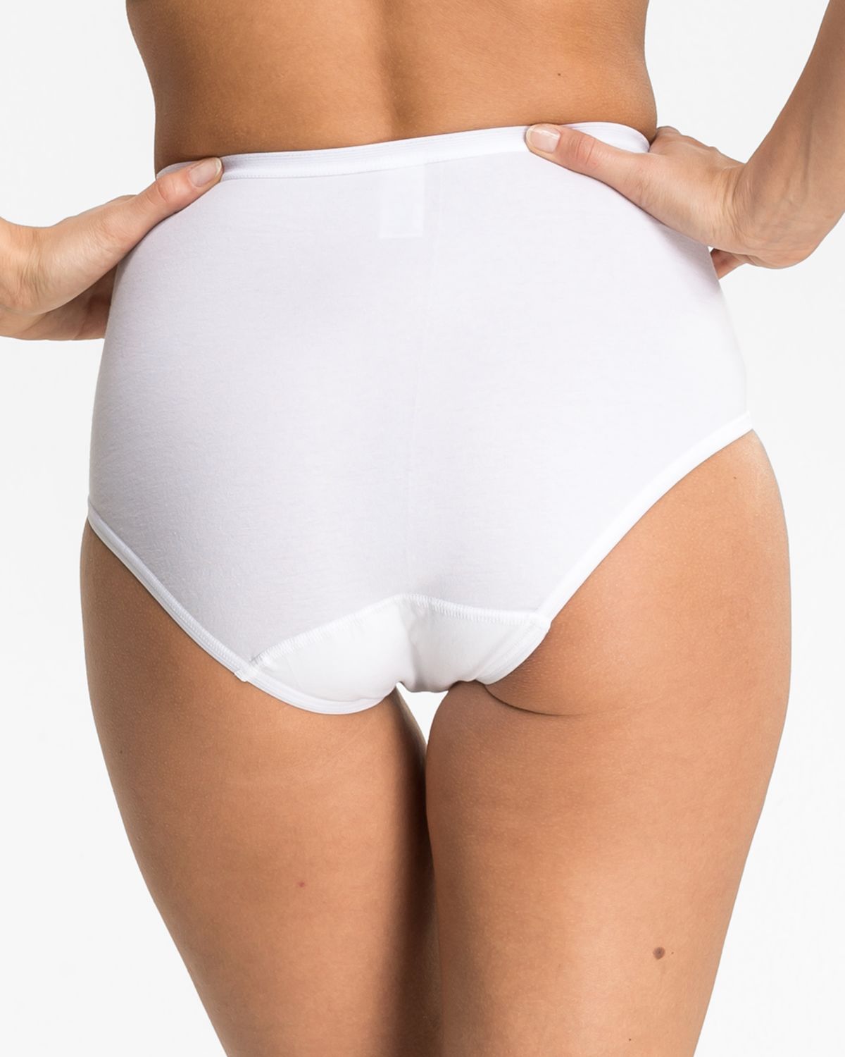 Model trägt Taillenslip in weiß aus der Serie Britta, Ansicht von hinten.