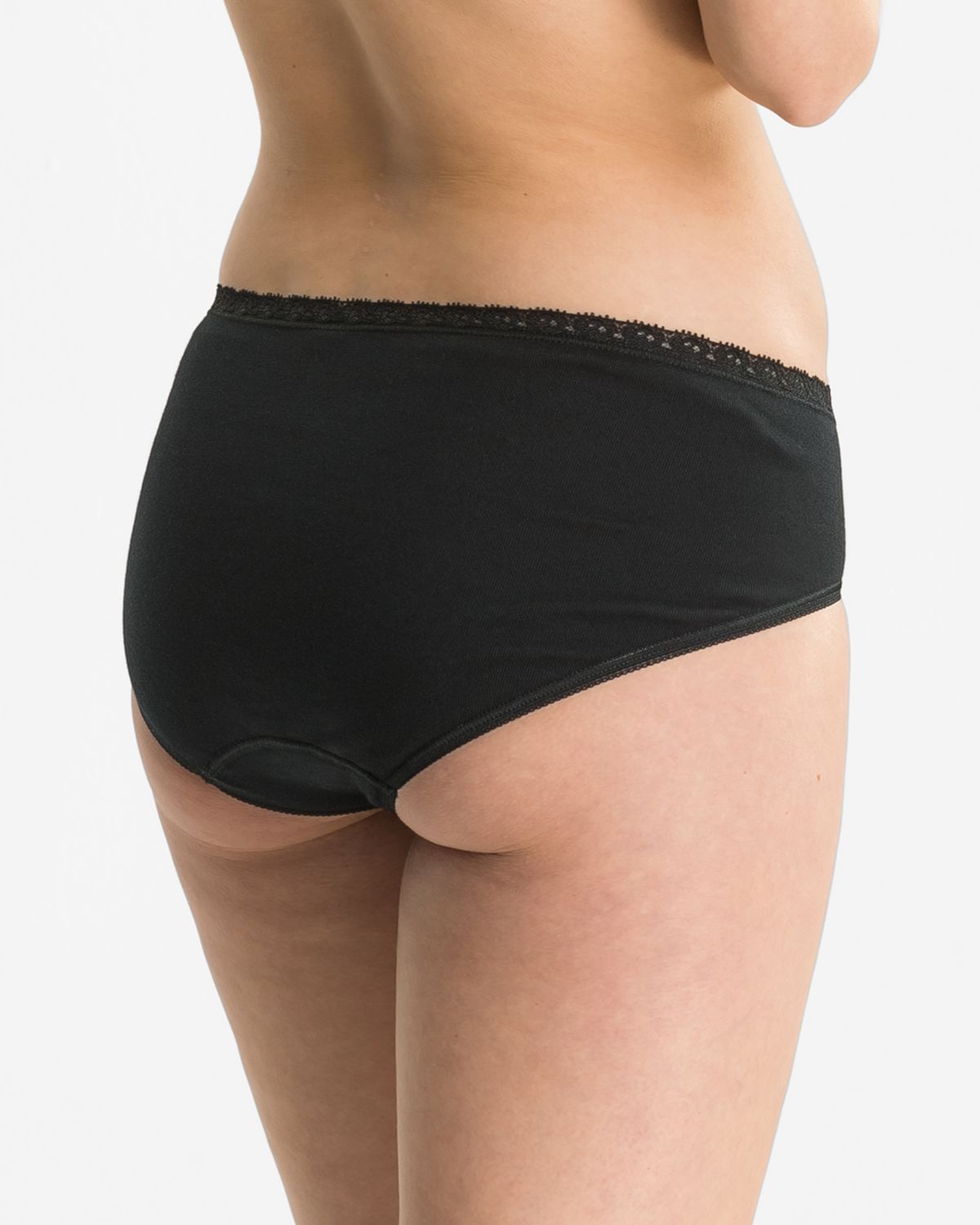 Model trägt Midislip in schwarz aus der Serie Britta, Ansicht von hinten.