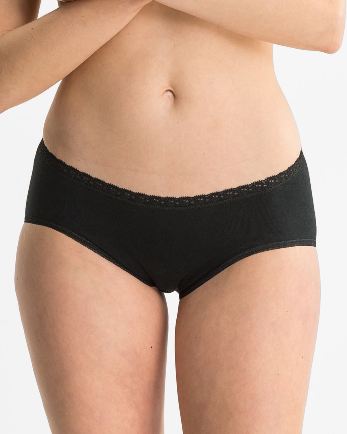 Model trägt Midislip in schwarz aus der Serie Britta, Ansicht von vorne.