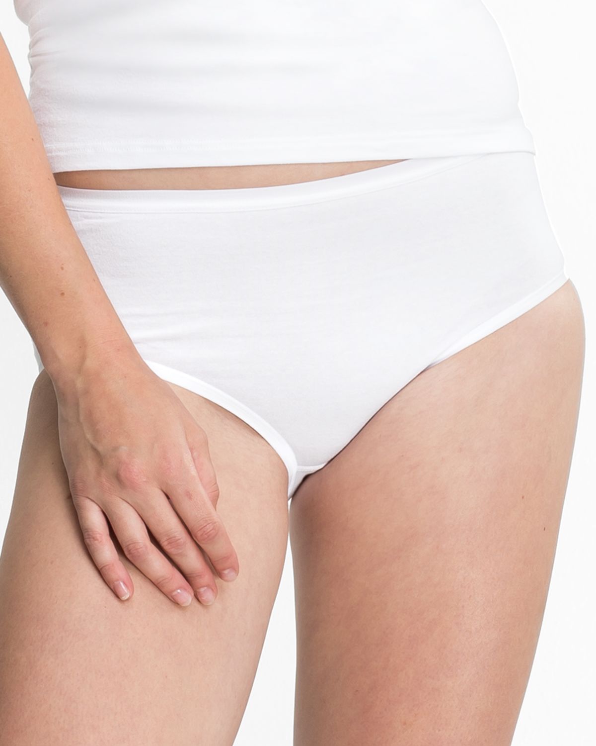 Model trägt Midislip in weiß aus der Serie Bio Cotton plus, Ansicht von vorne.