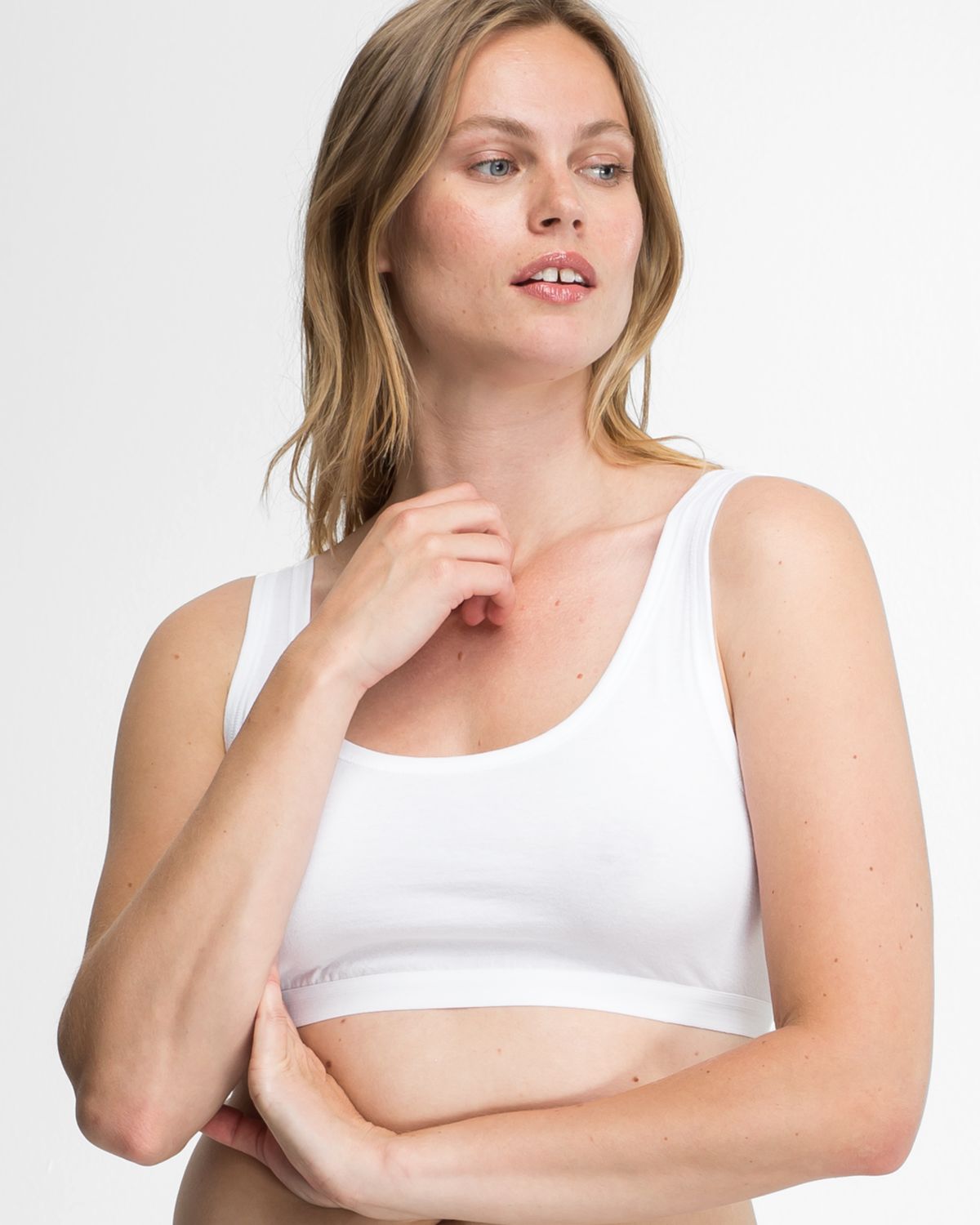 Model trägt Achselbustier in weiß aus der Serie Bio Cotton plus, Ansicht von vorne.