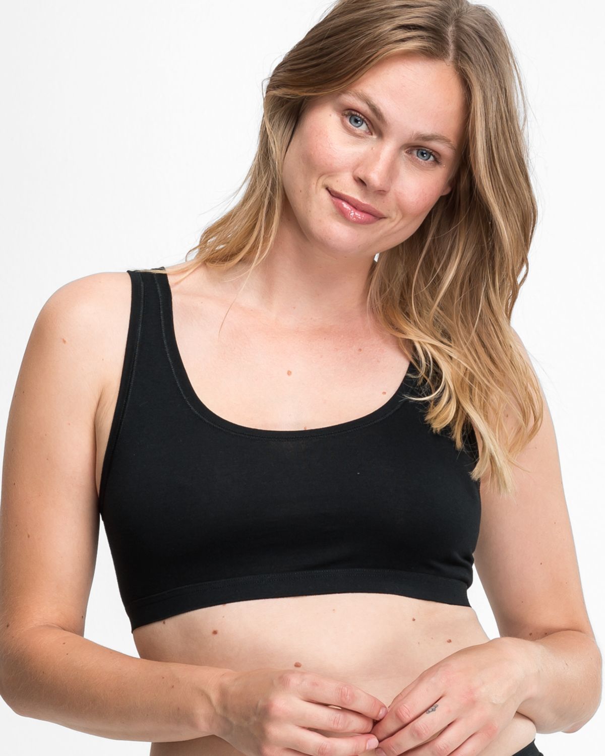 Model trägt Achselbustier in schwarz aus der Serie Bio Cotton plus, Ansicht von vorne.