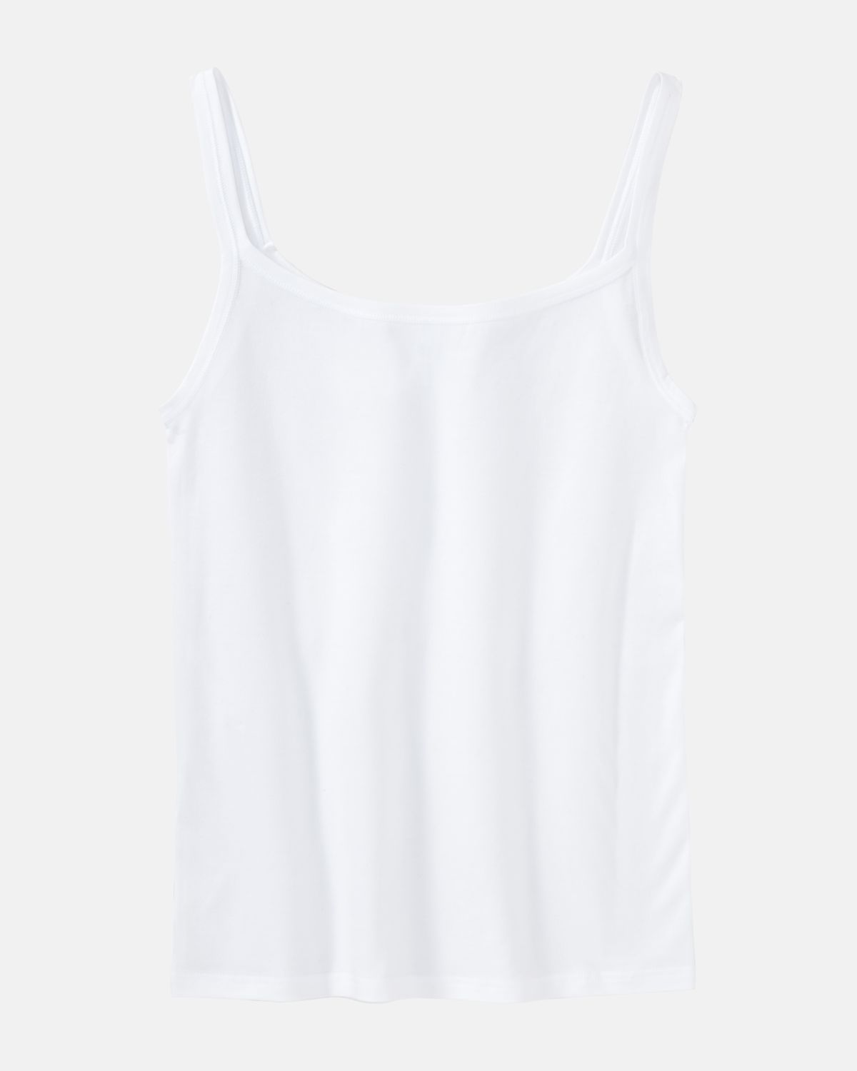 Trägerhemd in weiß aus der Serie Bio Cotton plus, flach auf einer Oberfläche liegend.