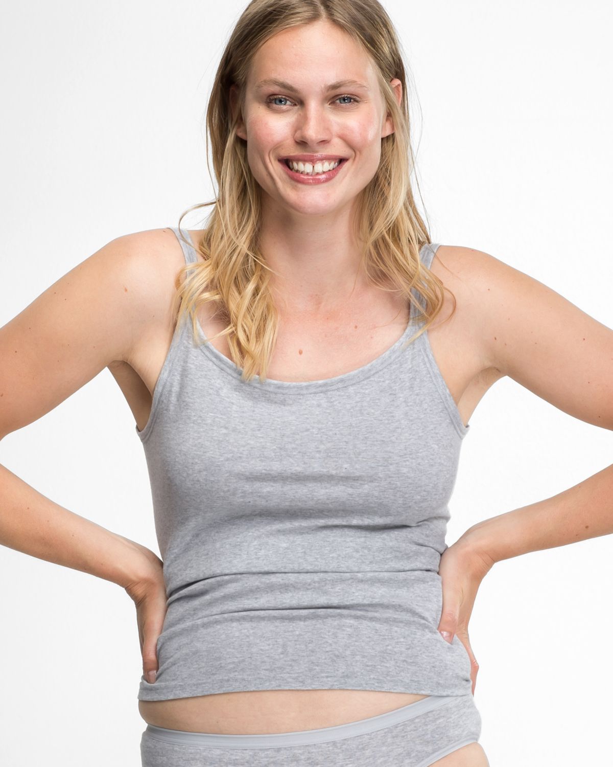 Model trägt Trägerhemd in kiesel mélé aus der Serie Bio Cotton plus, Ansicht von vorne.