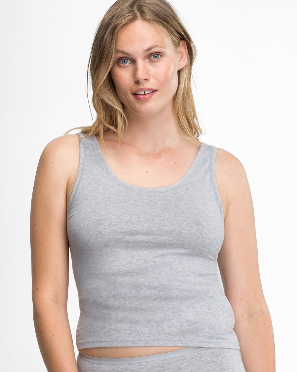 Model trägt Achselhemd in kiesel mélé aus der Serie Bio Cotton plus, Ansicht von vorne.