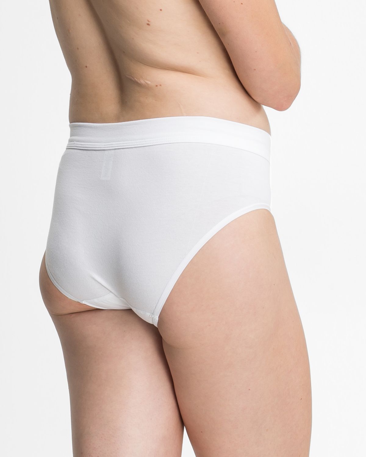Model trägt Midislip in weiß aus der Serie Bio Cotton plus, Ansicht von hinten.