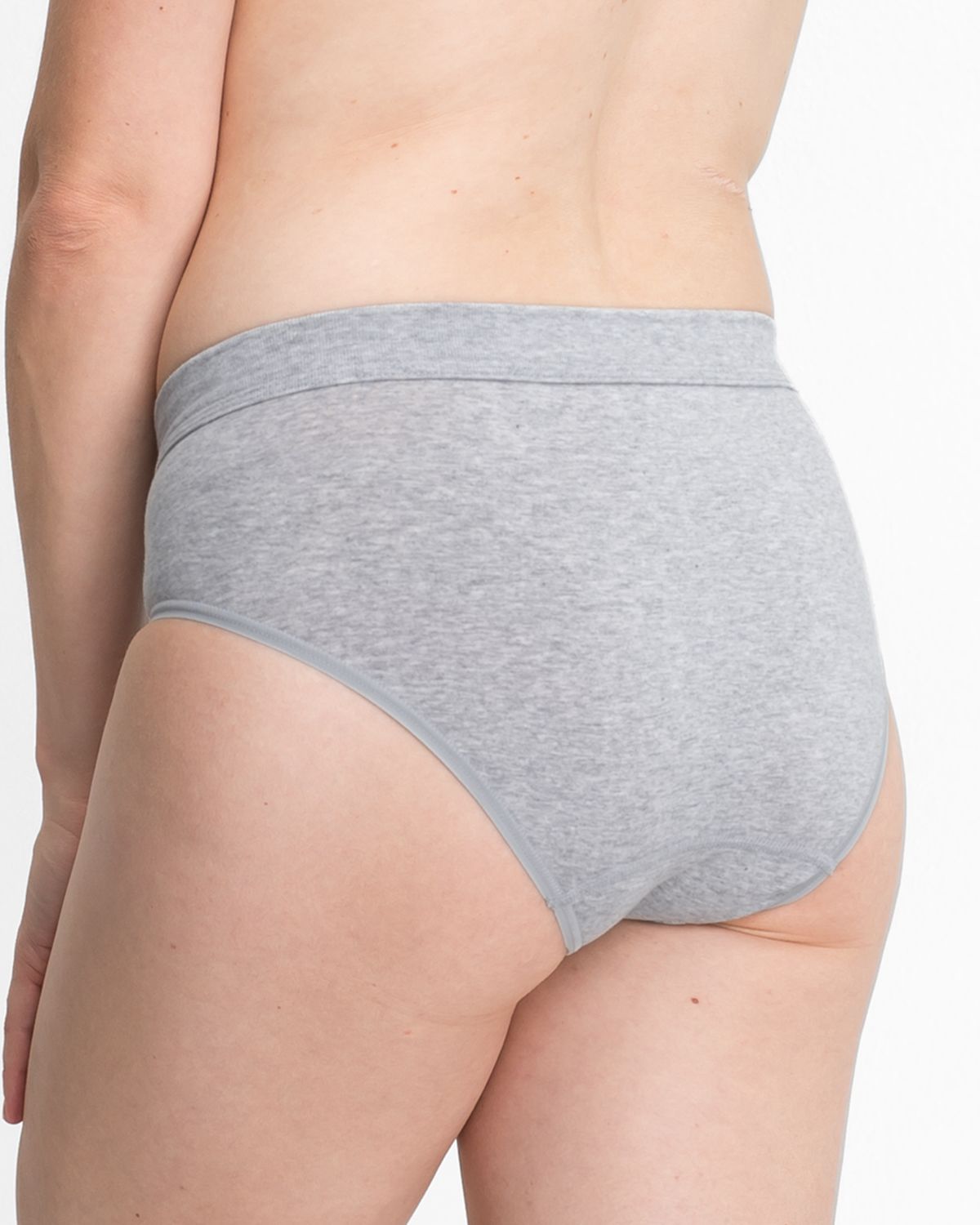 Model trägt Midislip in kiesel mélé aus der Serie Bio Cotton plus, Ansicht von hinten.