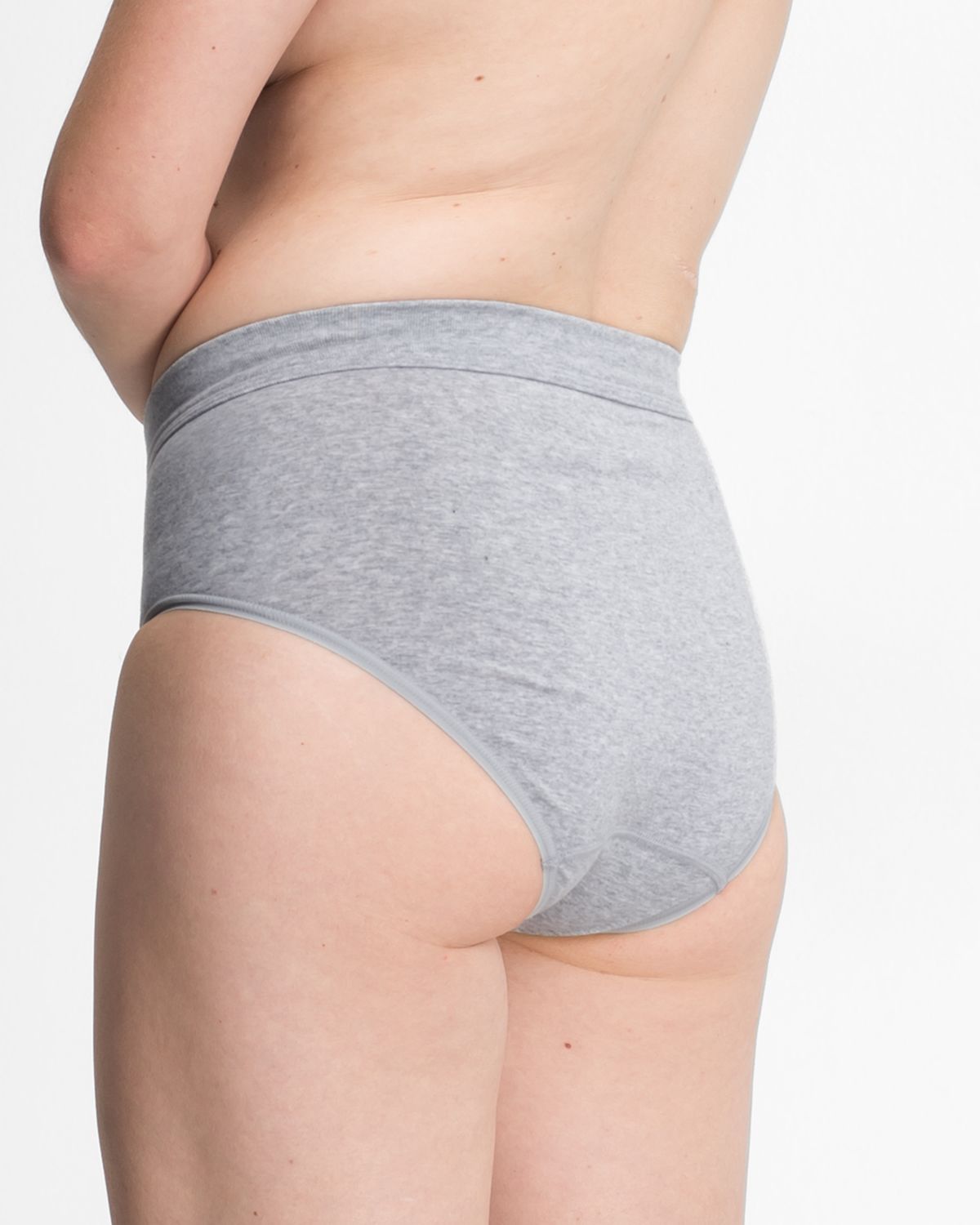 Model trägt Maxislip in kiesel mélé aus der Serie Bio Cotton plus, Ansicht von hinten.