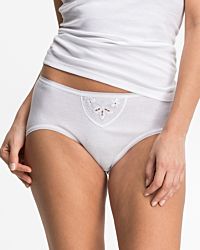 Model trägt Hüftslip in weiß aus der Serie Noelle, Ansicht von vorne.