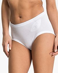 Model trägt Taillenslip in weiß aus der Serie Noelle, Ansicht von vorne.