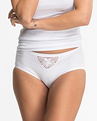 Model trägt Hüftslip in weiß aus der Serie Nadja, Ansicht von vorne.