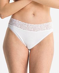 Model trägt Jazzpant in weiß aus der Serie Britta, Ansicht von vorne.