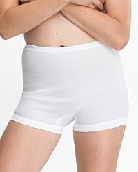 Model trägt Pagenschlüpfer in weiß aus der Serie Nelly, Ansicht von vorne.