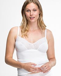 Model trägt BH Hemd in weiß aus der Serie Natalie, Ansicht von vorne.