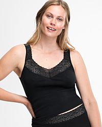 Model trägt Achselhemd in schwarz aus der Serie Natalie, Ansicht von vorne.