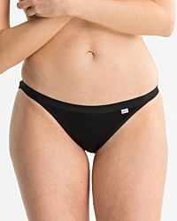 Model trägt Tanga in schwarz aus der Serie Britta, Ansicht von vorne.