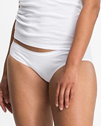 Model trägt Minislip in weiß aus der Serie Natascha, Ansicht von vorne.