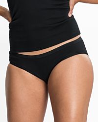 Model trägt Minislip in schwarz aus der Serie Natascha, Ansicht von vorne.