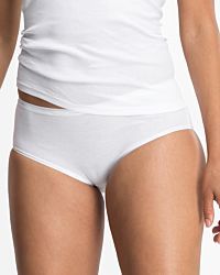 Model trägt Midislip in weiß aus der Serie Natascha, Ansicht von vorne.