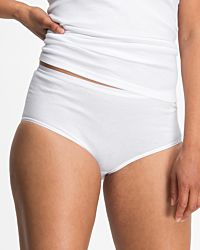 Model trägt Maxislip in weiß aus der Serie Natascha, Ansicht von vorne.