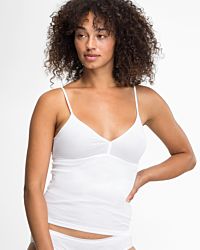 Model trägt BH Hemd gemoldet in weiß aus der Serie Natascha, Ansicht von vorne.