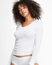 Model trägt Hemd 1/1 Arm in weiß aus der Serie Natascha, Ansicht von vorne.