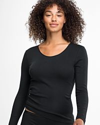 Model trägt Hemd 1/1 Arm in schwarz aus der Serie Natascha, Ansicht von vorne.