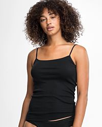 Model trägt Hemd in schwarz aus der Serie Natascha, Ansicht von vorne.