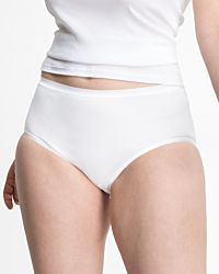 Model trägt Maxislip in weiß aus der Serie Lingerie Plus, Ansicht von vorne.