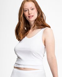 Model trägt Achselhemd in weiß aus der Serie Lingerie Plus, Ansicht von vorne.