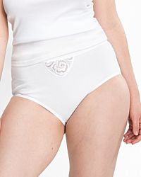 Model trägt Maxislip in weiß aus der Serie Lingerie Plus, Ansicht von vorne.