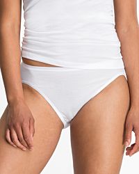 Model trägt Jazzpant in weiß aus der Serie Nadine, Ansicht von vorne.