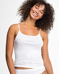 Model trägt Hemd in weiß aus der Serie Nadine, Ansicht von vorne.