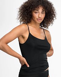 Model trägt Hemd in schwarz aus der Serie Nadine, Ansicht von vorne.