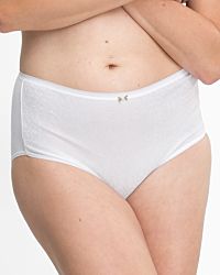 Model trägt Taillenslip in weiß aus der Serie Britta, Ansicht von vorne.